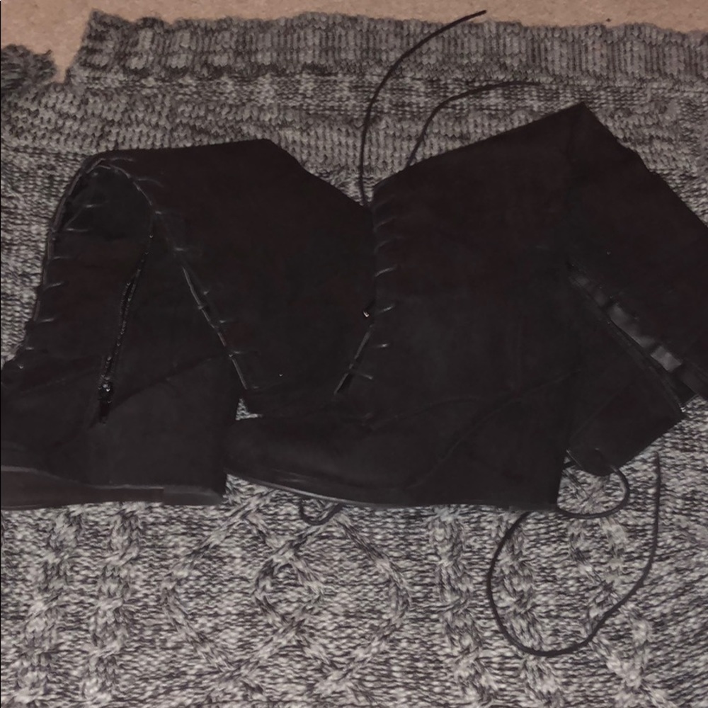 Black boots, never worn
